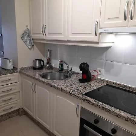 Apartamento Con Dos Dormitorios, Vista Al Mar Y Parking Privado En Playa Paraiso