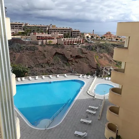 Apartamento Con Dos Dormitorios, Vista Al Mar Y Parking Privado En Playa Paraiso