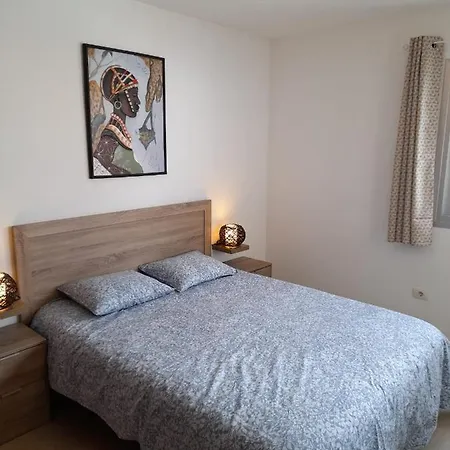 Apartamento Con Dos Dormitorios, Vista Al Mar Y Parking Privado En Playa Paraiso *